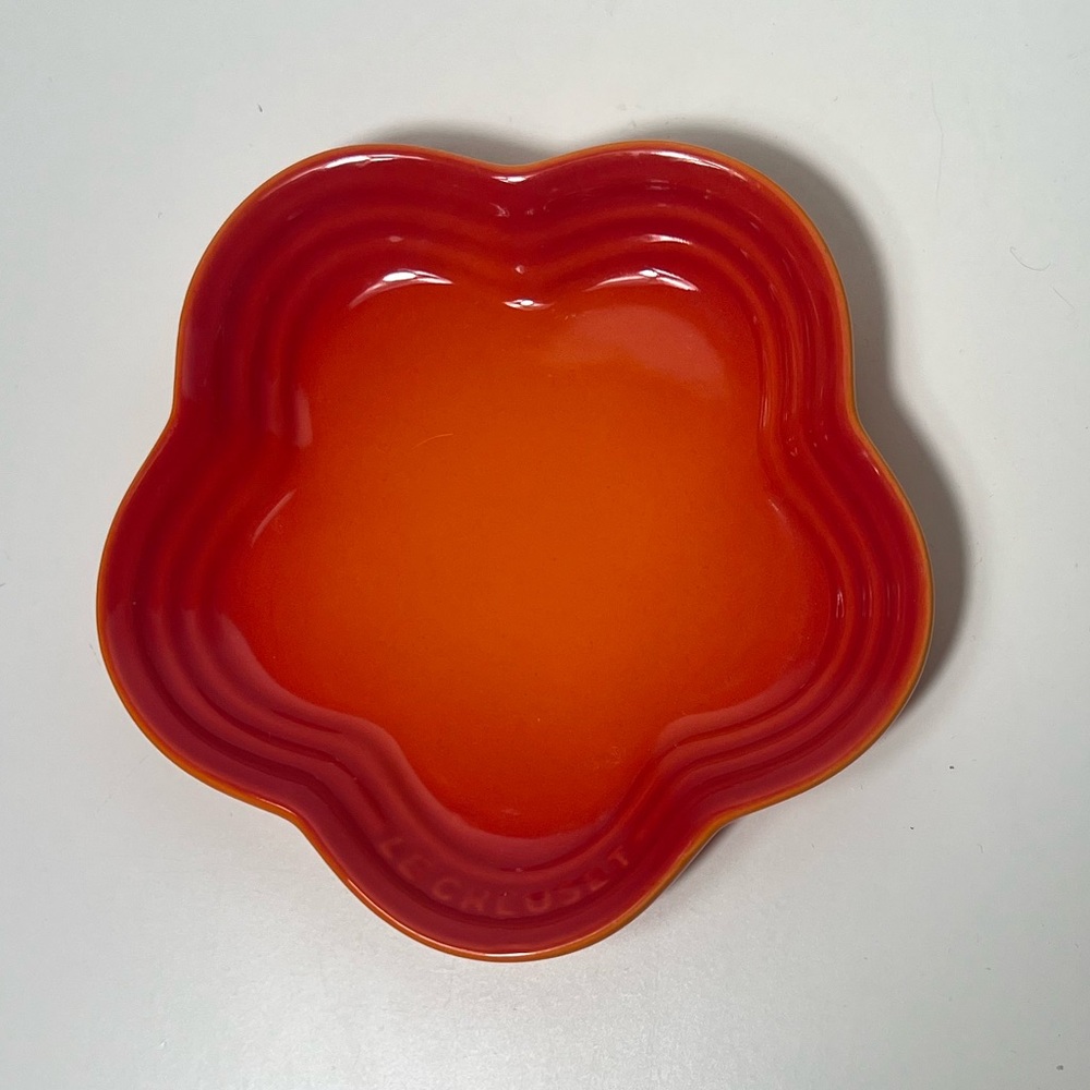 Le Creuset Flamme Dorée Stoneware Flower Petal Scalloped Trinket Dish Plate Tray - Picture 2 of 9